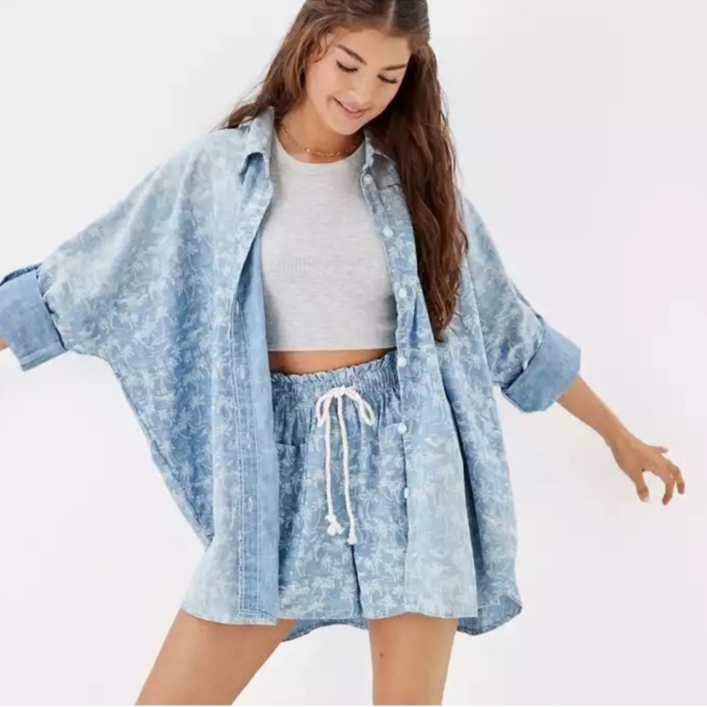 American Eagle Oversized Denim Hawaiian Button Down Shirt Small